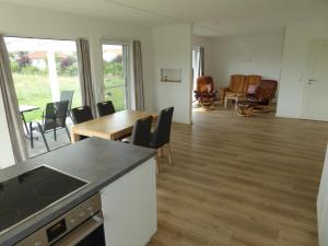 sala de estar con cocina y comedor en Haus Arendsee, en Arendsee