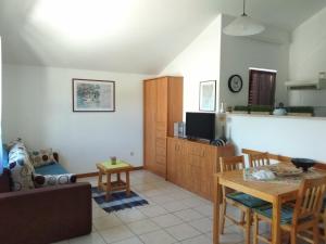 - un salon avec un canapé et une table dans l'établissement Apartman Garma, à Rovinj