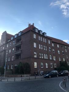 Un gran edificio de ladrillo al costado de una calle. en Hanover City Lodge, en Hannover