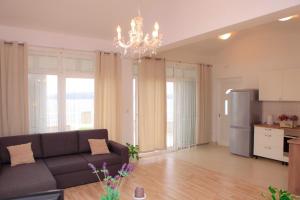 a living room with a couch and a kitchen at Apartments Villa Marija in Novigrad Dalmatia