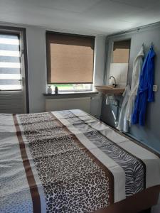 Un dormitorio con una cama grande y una ventana en B&B Kleintje Eleveld, en Eleveld