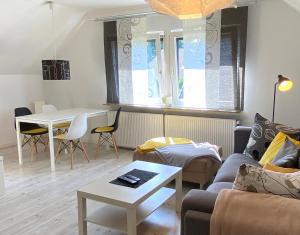 ein Wohnzimmer mit einem Sofa und einem Tisch in der Unterkunft Apartment in Bremen in Bremen