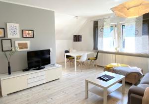 salon z telewizorem i stołem w obiekcie Apartment in Bremen w Bremie