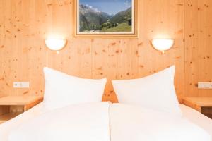 Postel nebo postele na pokoji v ubytování Hotel Silbertal