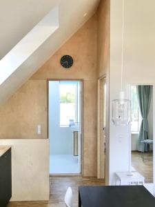 ein Wohnzimmer mit einer Treppe und einem Esstisch in der Unterkunft Villa Stjerneklar in Kopenhagen