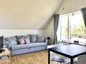 - un salon avec un canapé et une table dans l'établissement Villa Stjerneklar, à Copenhague