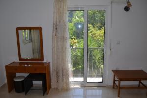 Gambar di galeri bagi Artemis Studios - Pool and garden di Koskinou