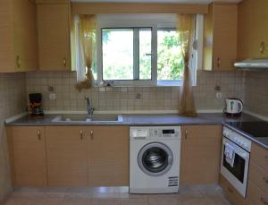 Dapur atau dapur kecil di Artemis Studios - Pool and garden