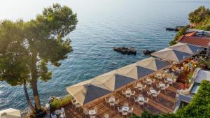 una vista aérea de un complejo junto al agua en Akti Taygetos - Conference Resort, en Kalamata