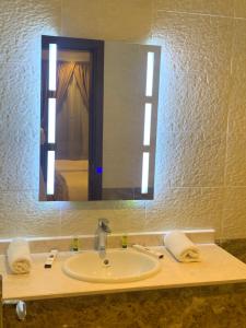 Vonios kambarys apgyvendinimo įstaigoje أجنحة أكاسيا الفندقية - الستين مع قريش