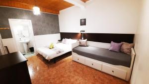 Cama ou camas em um quarto em Guesthouse of Alcobaça