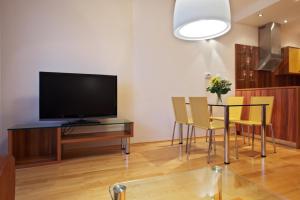 Televízia a/alebo spoločenská miestnosť v ubytovaní Apartmány Čeladná