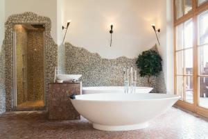 Koupelna v ubytování Hotel Silbertal + 37 fotografií