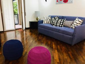 sala de estar con sofá azul y alfombra morada en SAY YES MILANO CITY LIFE, en Milán