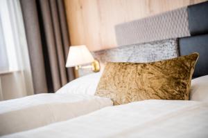 A bed or beds in a room at Hotel Oberbrunn
