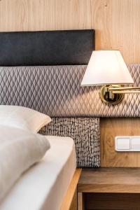 A bed or beds in a room at Hotel Oberbrunn