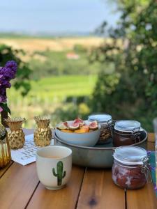 einen Tisch mit einem Teller Essen und einer Tasse Kaffee in der Unterkunft Allegro Holiday in Nizza Monferrato