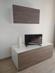 a tv on top of a dresser in a room at Lago Vivo in Barrea