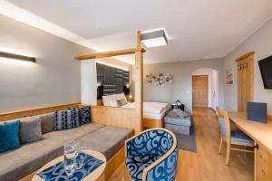 un soggiorno con divano e letto di Hotel Oberbrunn superiore a Naz-Sciaves