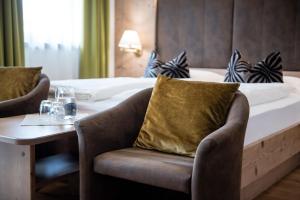 A bed or beds in a room at Hotel Oberbrunn