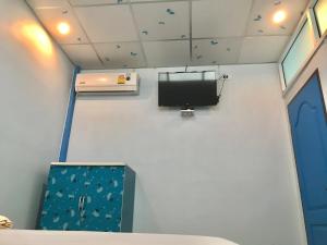 TV a/nebo společenská místnost v ubytování Tanarod Gueshouse