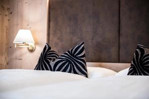 A bed or beds in a room at Hotel Oberbrunn