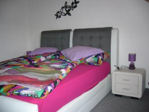 Postel nebo postele na pokoji v ubytování Chasa Brunold (Dachmaisonette-WG No.3)