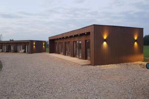 VarkaliaiStonkų sodyba Grapeldvaris的停车场的两栋建筑