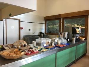 uma cozinha com um balcão com comida em Auberge de Jeunesse HI Cancale em Cancale