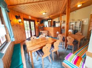 a dining room with a wooden table and chairs at "Sporthütten Nassau" Ihr zentrales Domizil an der Blockline in Bienenmühle