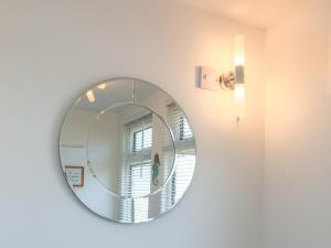ダートマスにあるHi-De-Hi Chalet 111の廊下付き円鏡