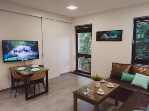 salon z kanapą i stołem w obiekcie Apartamenty Dworcowa 45 w mieście Gliwice