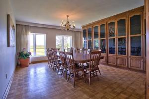 - une salle à manger avec une table et des chaises dans l'établissement Grand Villa Estate, à Burlington