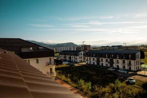 - une vue sur une ville avec des bâtiments et des montagnes dans l'établissement Excentric Studio 2, à Braşov