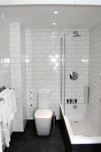 A bathroom at Kings Arms Hotel 