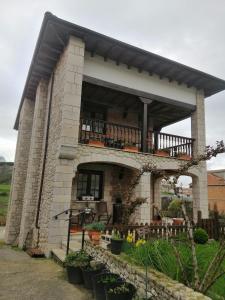 a small brick house with a balcony on top at Casa de Tata in Cue