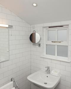 A bathroom at Kings Arms Hotel 