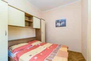 Łóżko lub łóżka w pokoju w obiekcie Apartments Krc