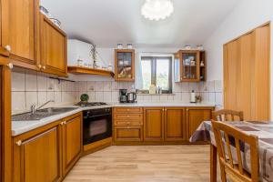 Kuchnia lub aneks kuchenny w obiekcie Apartments Krc