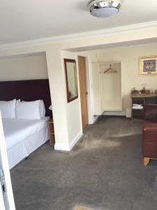 A bed or beds in a room at Granby Hotel 