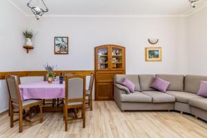 salon ze stołem i kanapą w obiekcie Apartments Krc w mieście Pinezići +9 zdjęć