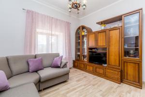 salon z kanapą i telewizorem w obiekcie Apartments Krc w mieście Pinezići