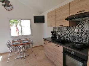 Kuchyň nebo kuchyňský kout v ubytování Petite Maison refaite à neuf proche plage