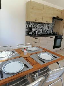 Kuchyň nebo kuchyňský kout v ubytování Petite Maison refaite à neuf proche plage