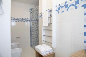 biała łazienka z toaletą i prysznicem w obiekcie FURANO BAHARI w Agropoli