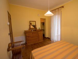 - une chambre avec un lit, un miroir et une commode dans l'établissement Villa Helvetia, à Corropoli 51 autres photos