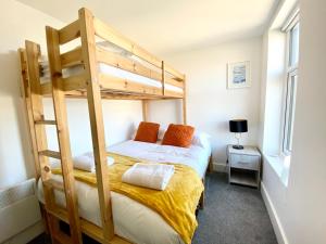 1 dormitorio con litera y escalera en Winter Gardens Service Apartments, en Blackpool