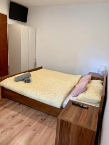 a bedroom with two beds and a dresser at Apartamencik Centrum in Polanica-Zdrój