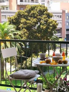 un tavolo e una sedia su un balcone con cibo di Due Passi a Cagliari