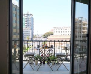 vista su un balcone con tavolo e sedie di Due Passi a Cagliari